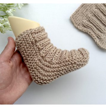 No-Heel Baby Socks Free Knitting Pattern and Video Tutorial